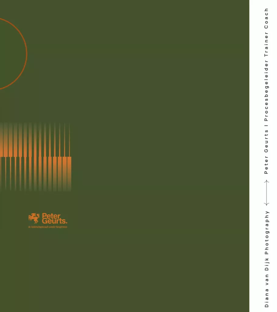 Groene pagina met een oranje, gloeiend lijnenlogo van Peter Geurts en verticale tekst aan de rand
